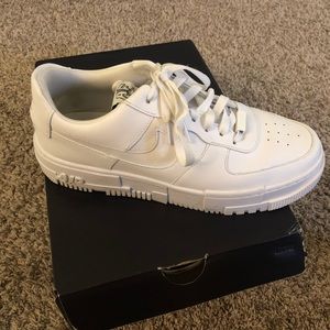 Woman’s size 11 Nike pixel Air Force ones.